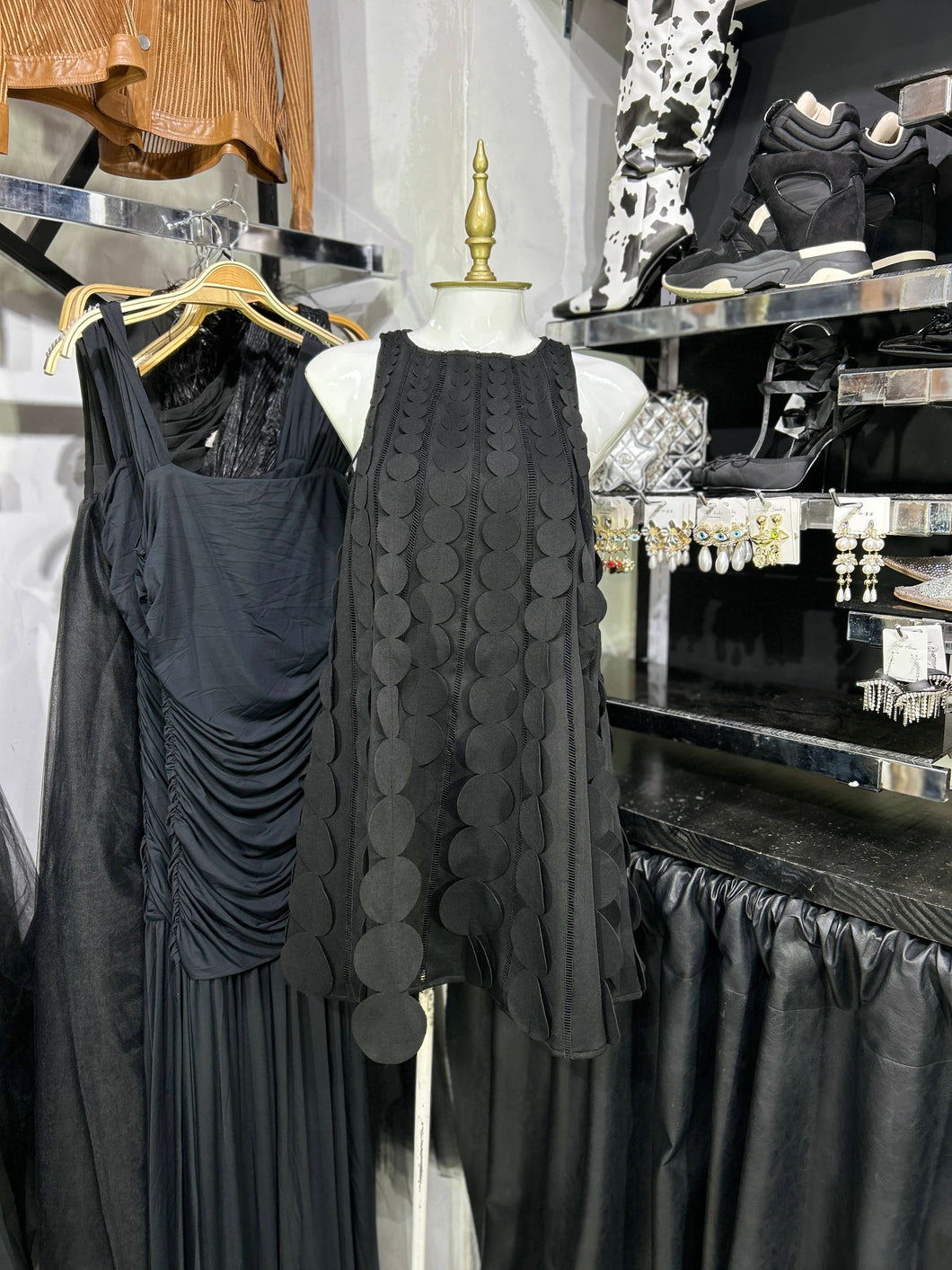 Vestido corto negro con textura amarre en cuello RESTOCK