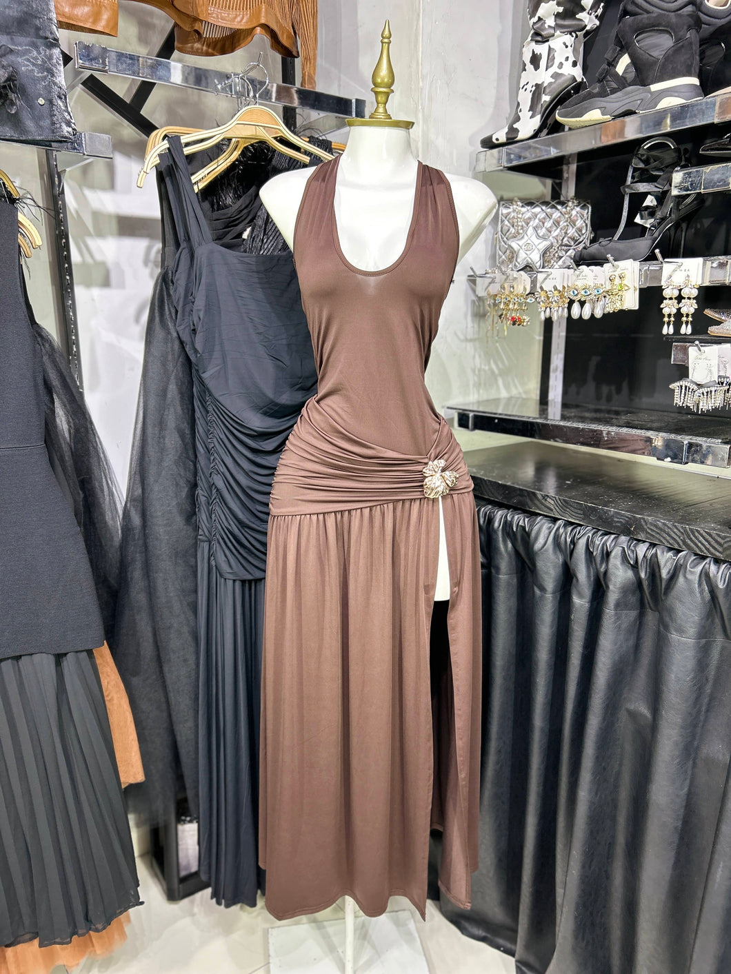 Vestido de lycra café con drapeado en cadera y herraje dorado