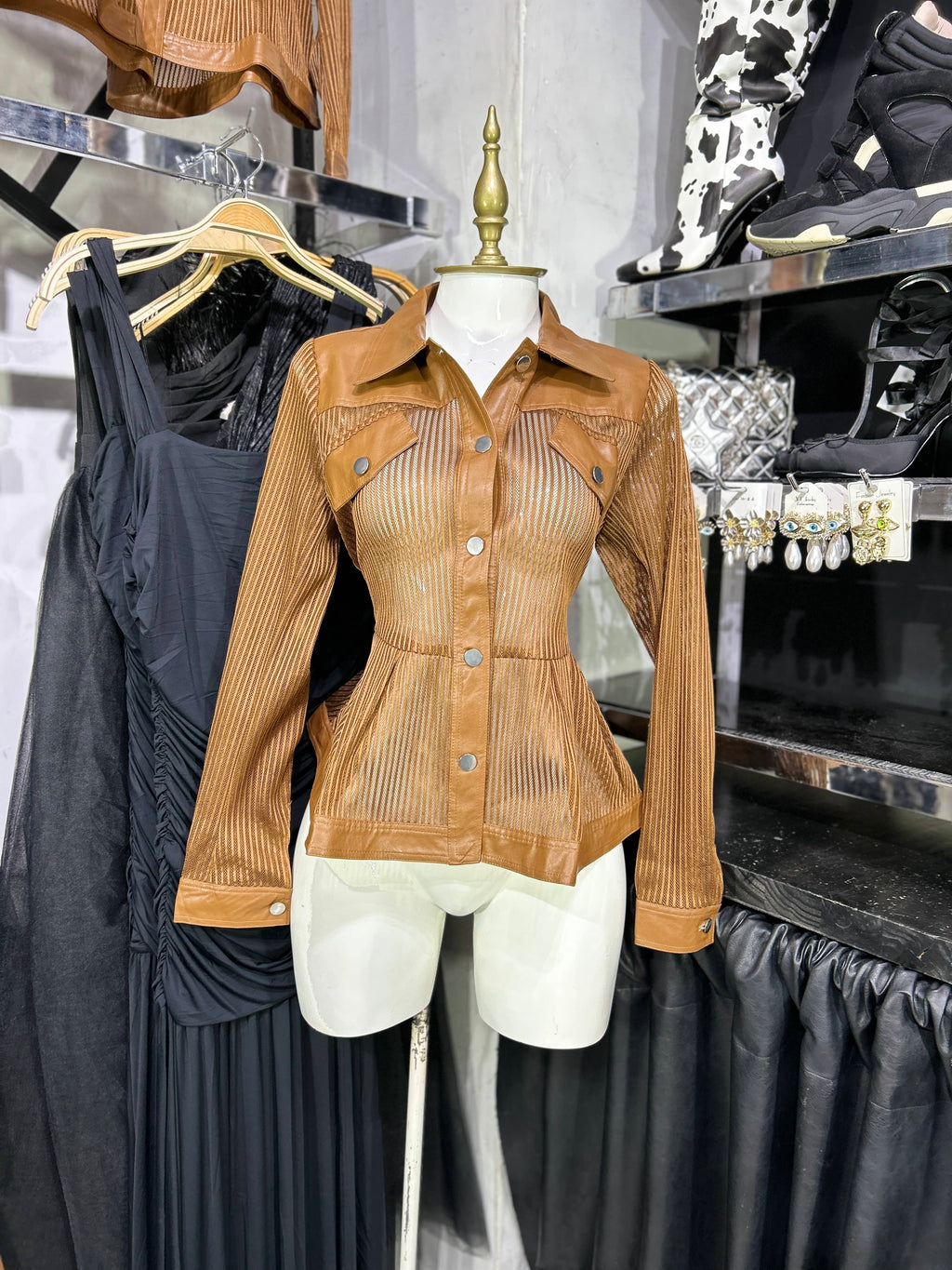 Blusa café see trough detalles de vinipiel en contraste