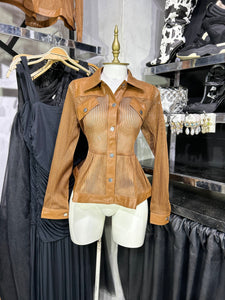 Blusa café see trough detalles de vinipiel en contraste