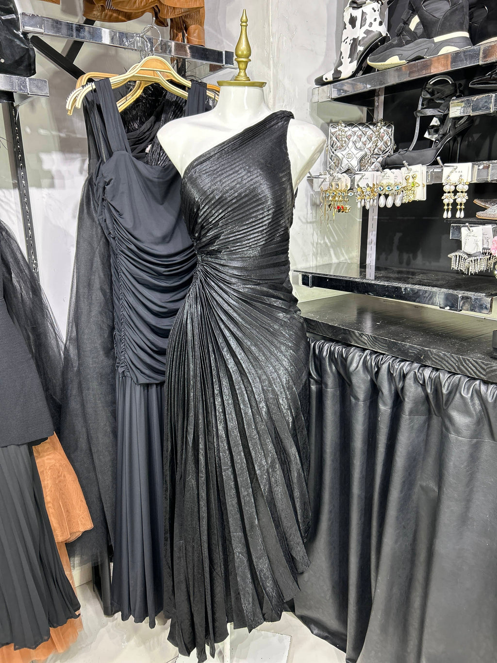 Vestido negro metalico de un hombro drapeado asimetrico