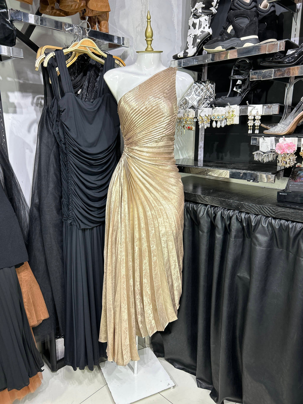 Vestido dorado de un hombro drapeado asimetrico
