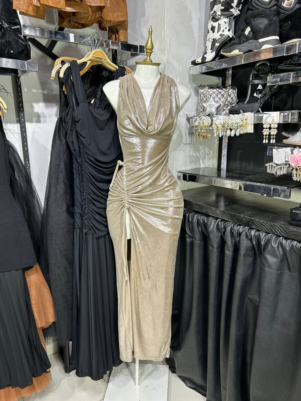 Vestido largo sin manga con escote en pierna y abertura a un costado dorado