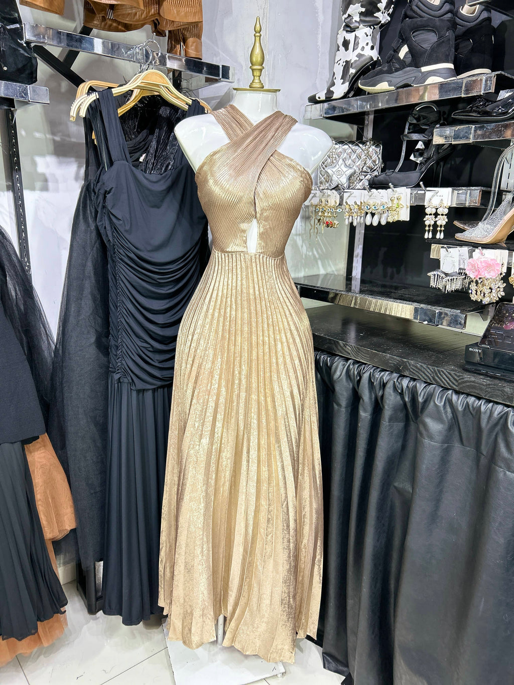 Vestido largo dorado drapeado escote en espalda frente cruzado