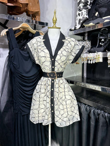 Vestido corto beige con filos negros en contraste
