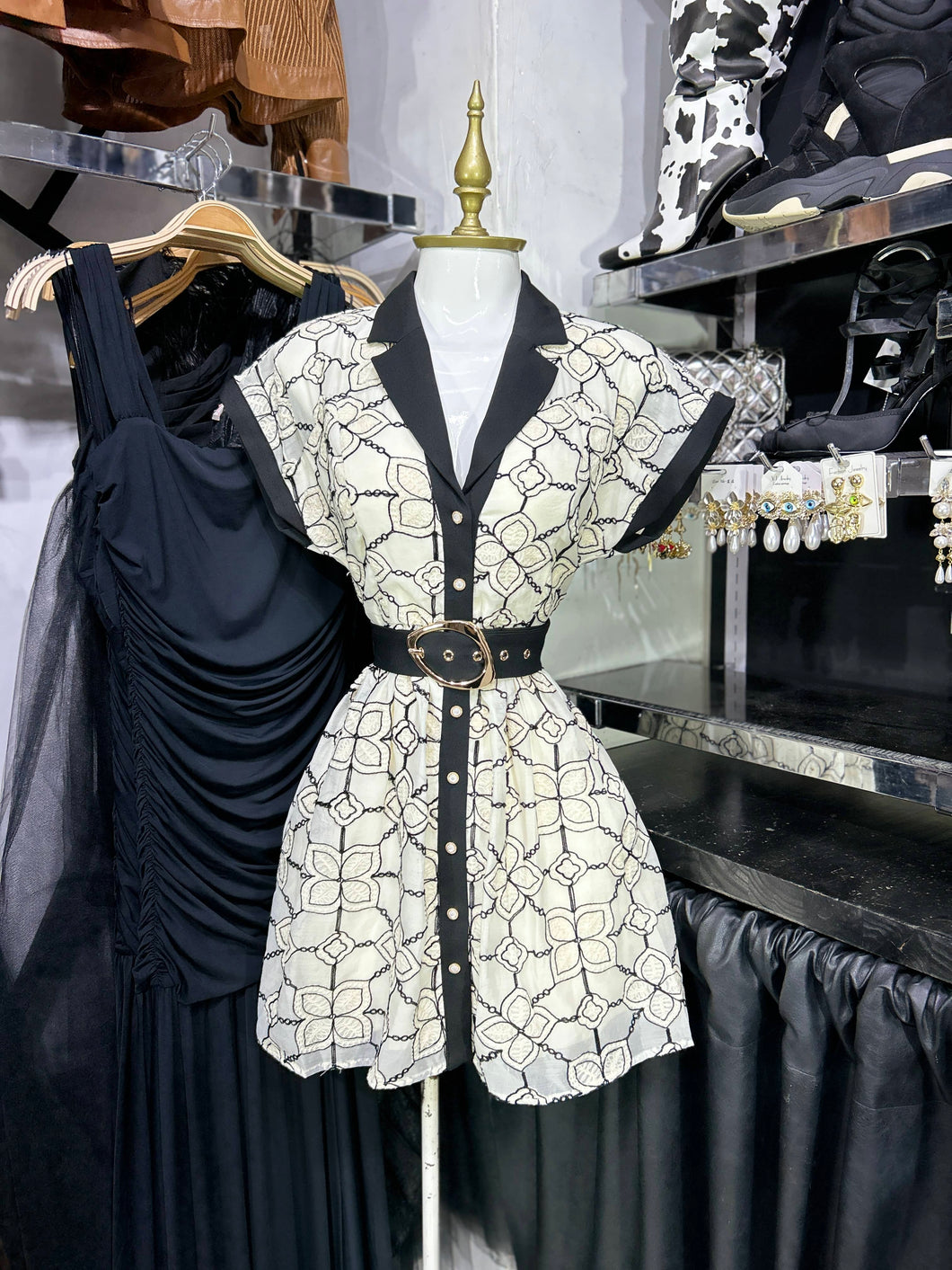 Vestido corto beige con filos negros en contraste