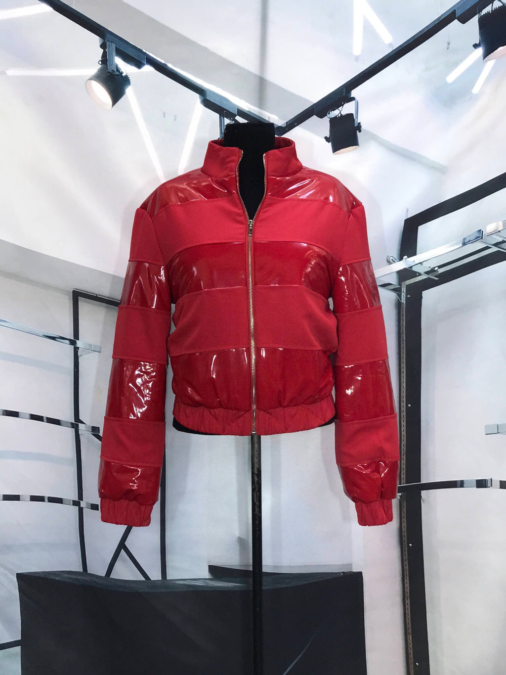 Chamarra puff charol con tela roja