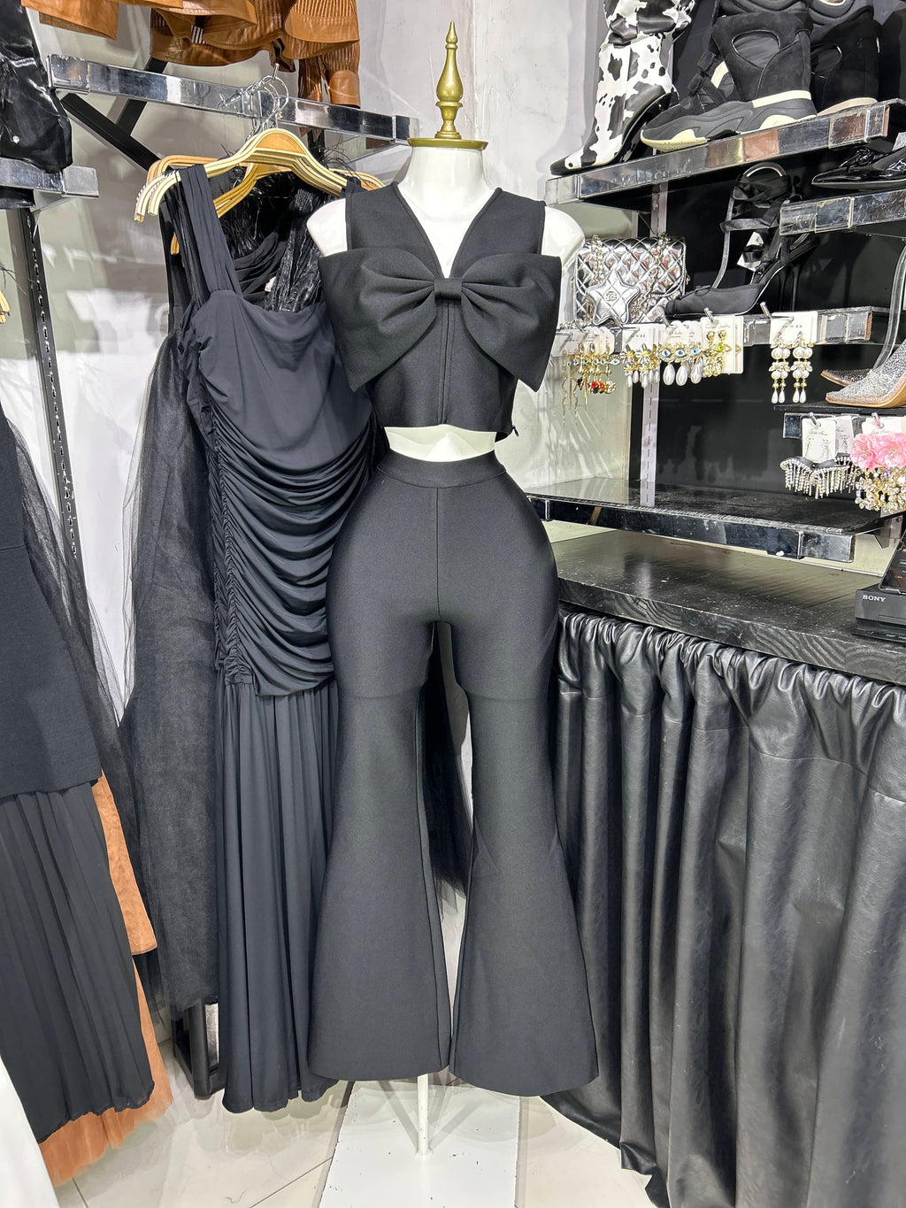 Conjunto negro bandage top con mono en relieve