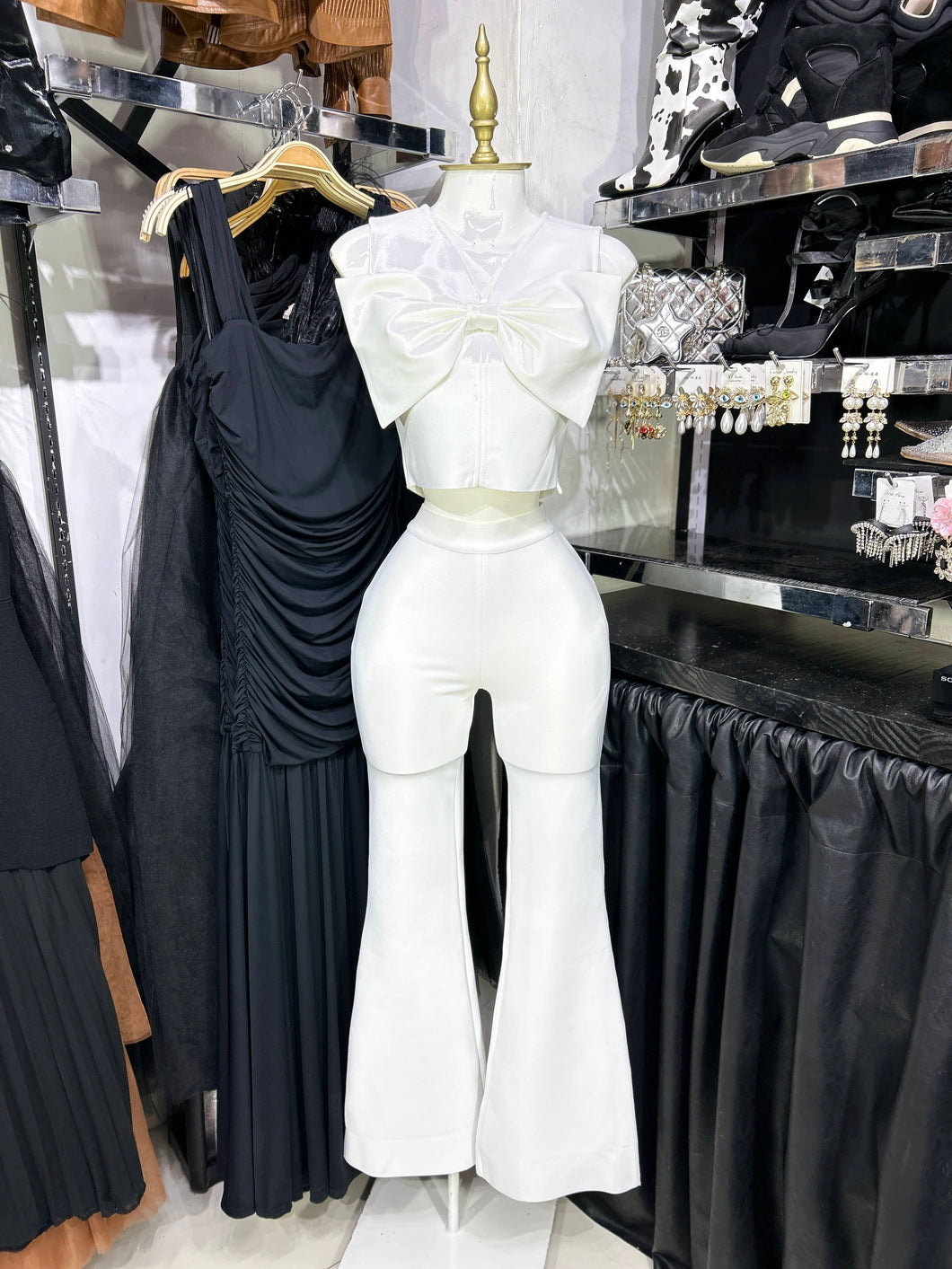 Conjunto blanco bandage top con mono en relieve