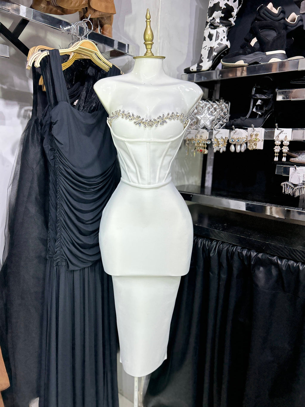 Vestido banco bandage strapless con pedreria en escote