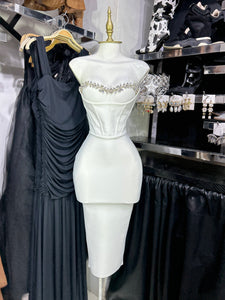 Vestido banco bandage strapless con pedreria en escote