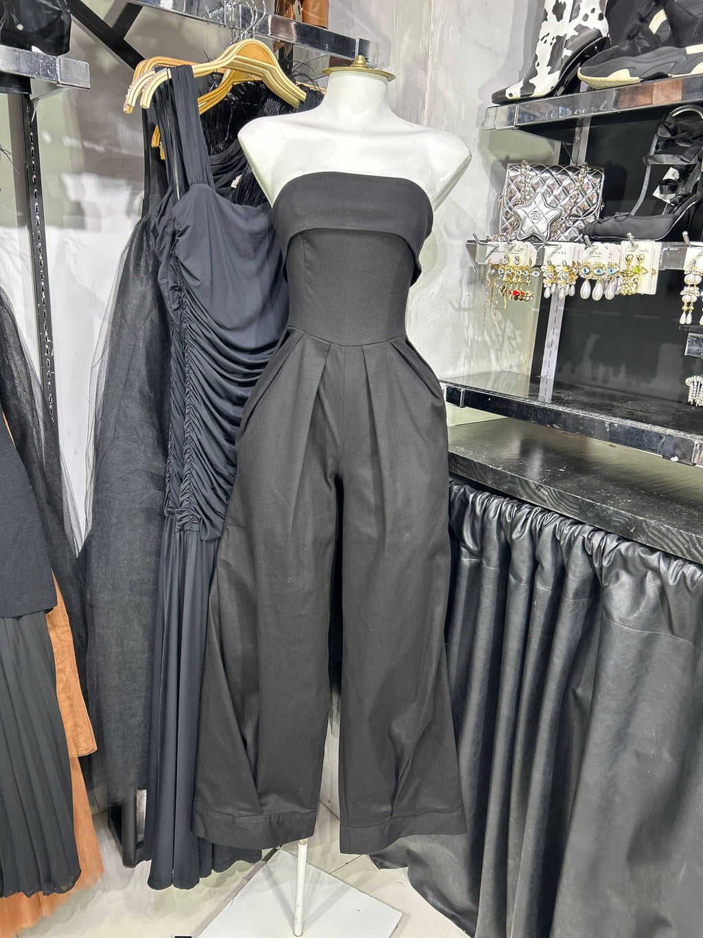 Palazzo negro strapless wide leg con bolsas funcionales