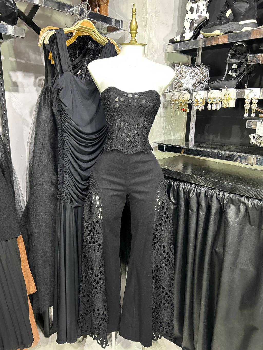 Conjunto negro top y pantalon con top de encaje y detalles encaje en piernas