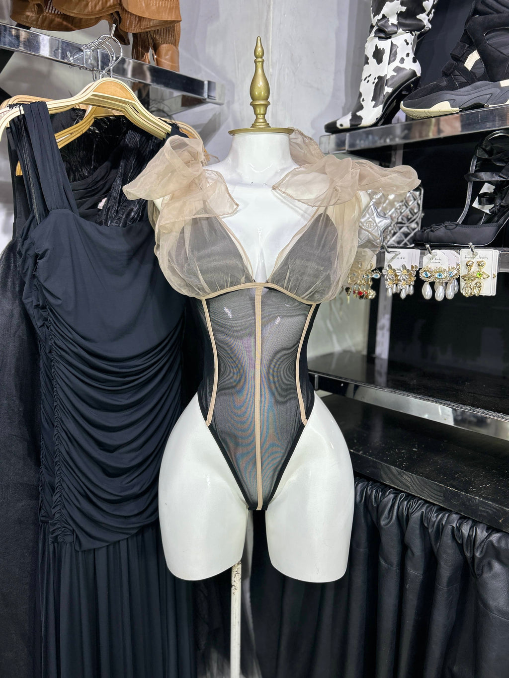 Body beige con negro en contraste