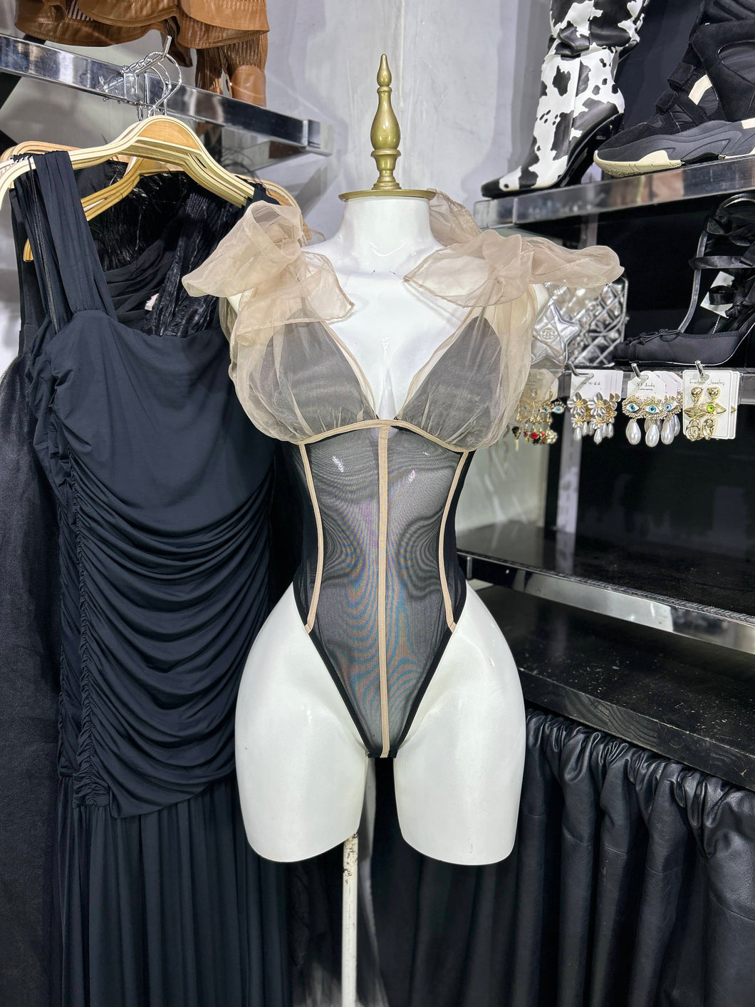 Body beige con negro en contraste