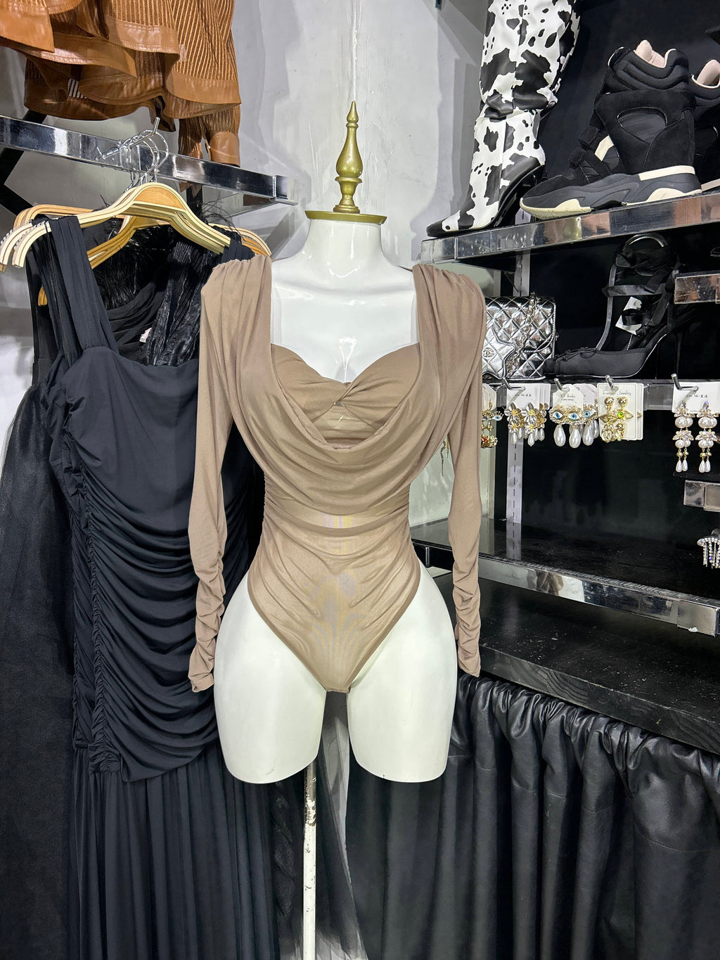 Body taupe manga larga see trough drapeado