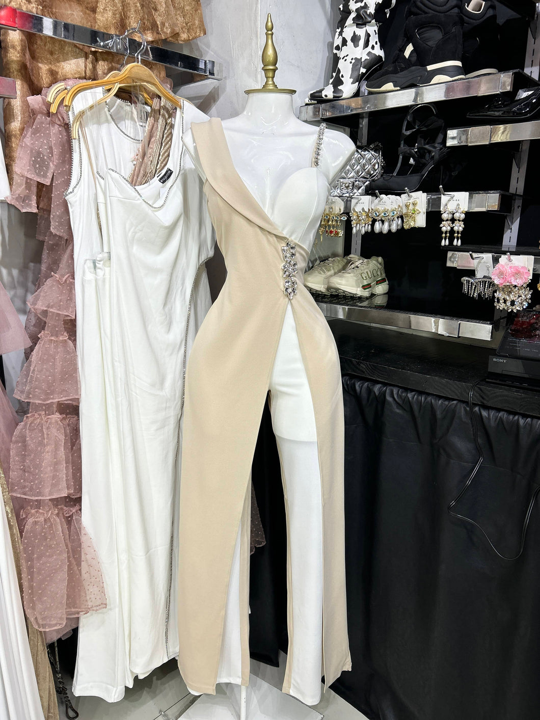 Palazzo beige con blanco sin mangas con copas y detalles en pedreria