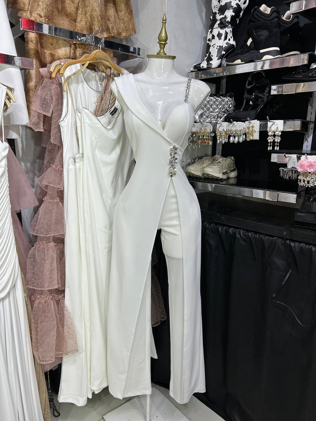 Palazzo blanco sin mangas con copas y detalles en pedreria RESTOCK