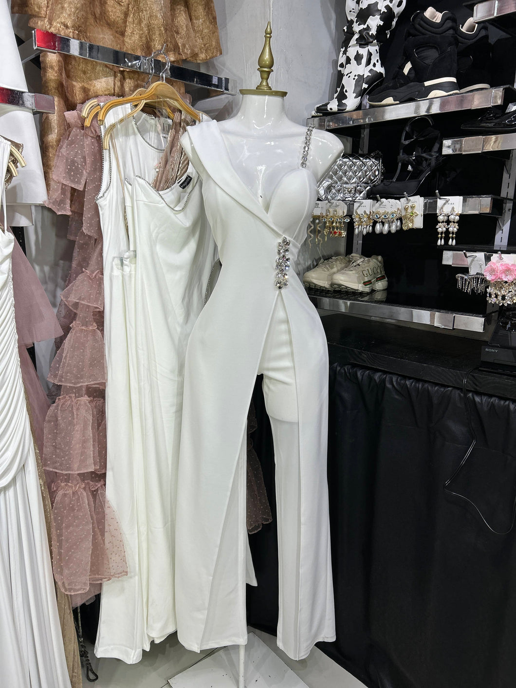 Palazzo blanco sin mangas con copas y detalles en pedreria RESTOCK