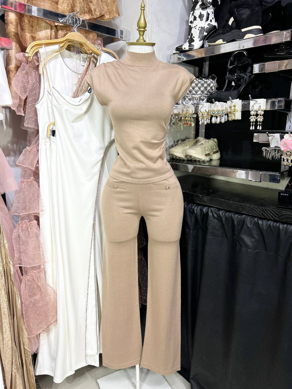 Conjunto mocca de punto cuello alto con drapeado en hombro y cintura