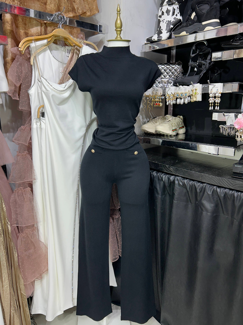 Conjunto negro de punto cuello alto con drapeado en hombro y cintura