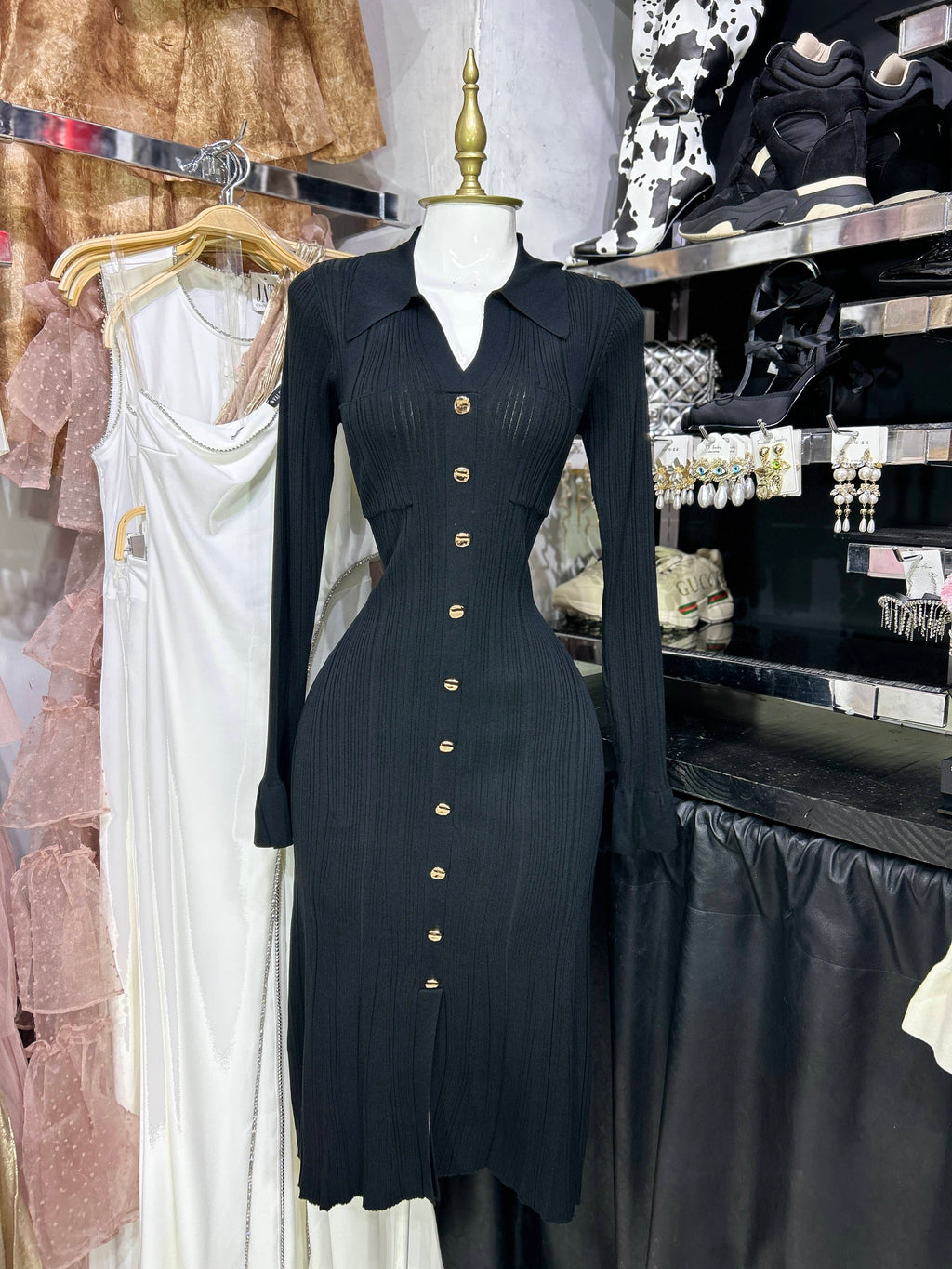 Vestido negro de punto acanalado manga larga botones dorados