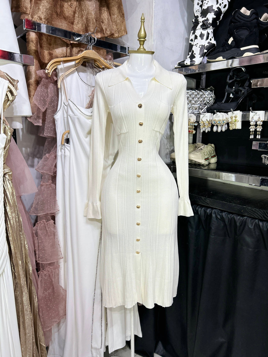 Vestido ivory de punto acanalado manga larga botones dorados
