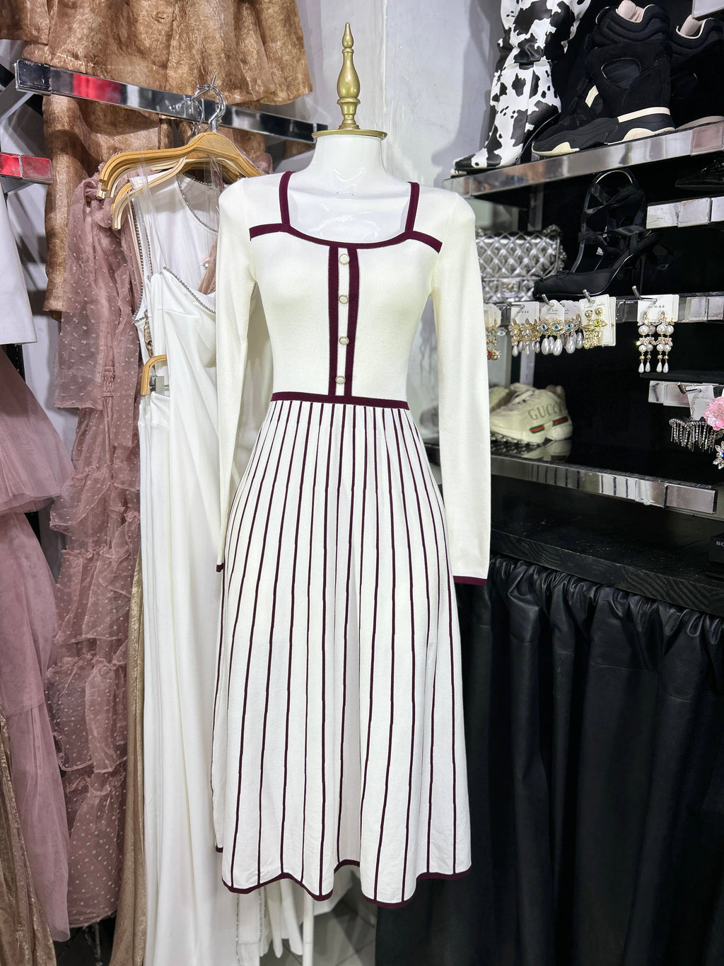 Vestido blanco de punto con filos vino en contraste