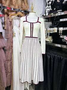 Vestido blanco de punto con filos vino en contraste