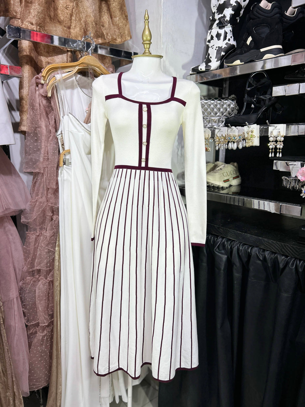 Vestido blanco de punto con filos vino en contraste