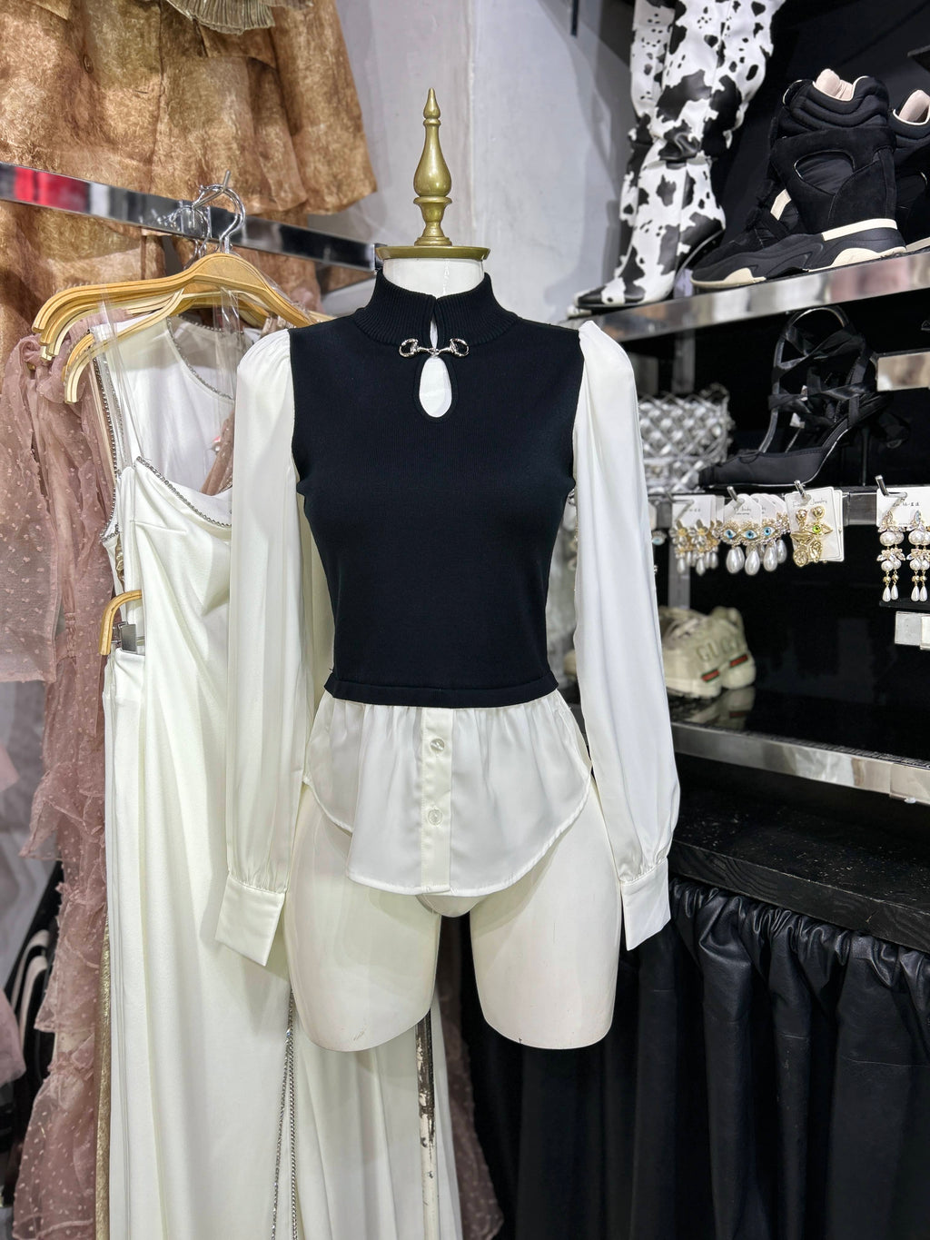 Blusa blanca con chaleco negro simulado RESTOCK