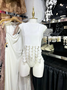 Blusa blanca sin manga con tiras de circulo
