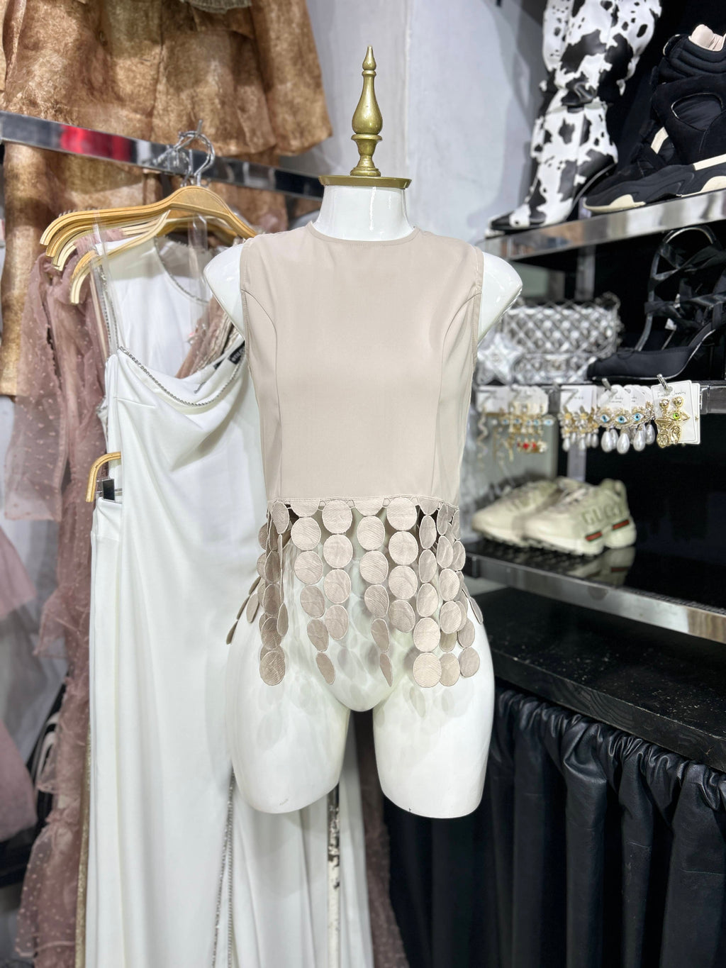 Blusa beige sin manga con tiras de circulo