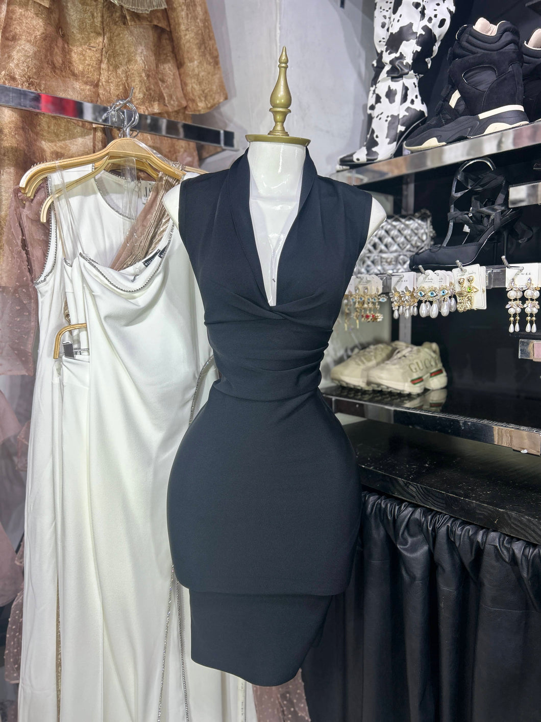 Vestido negro midi bandage con escote y drapeado en cintura