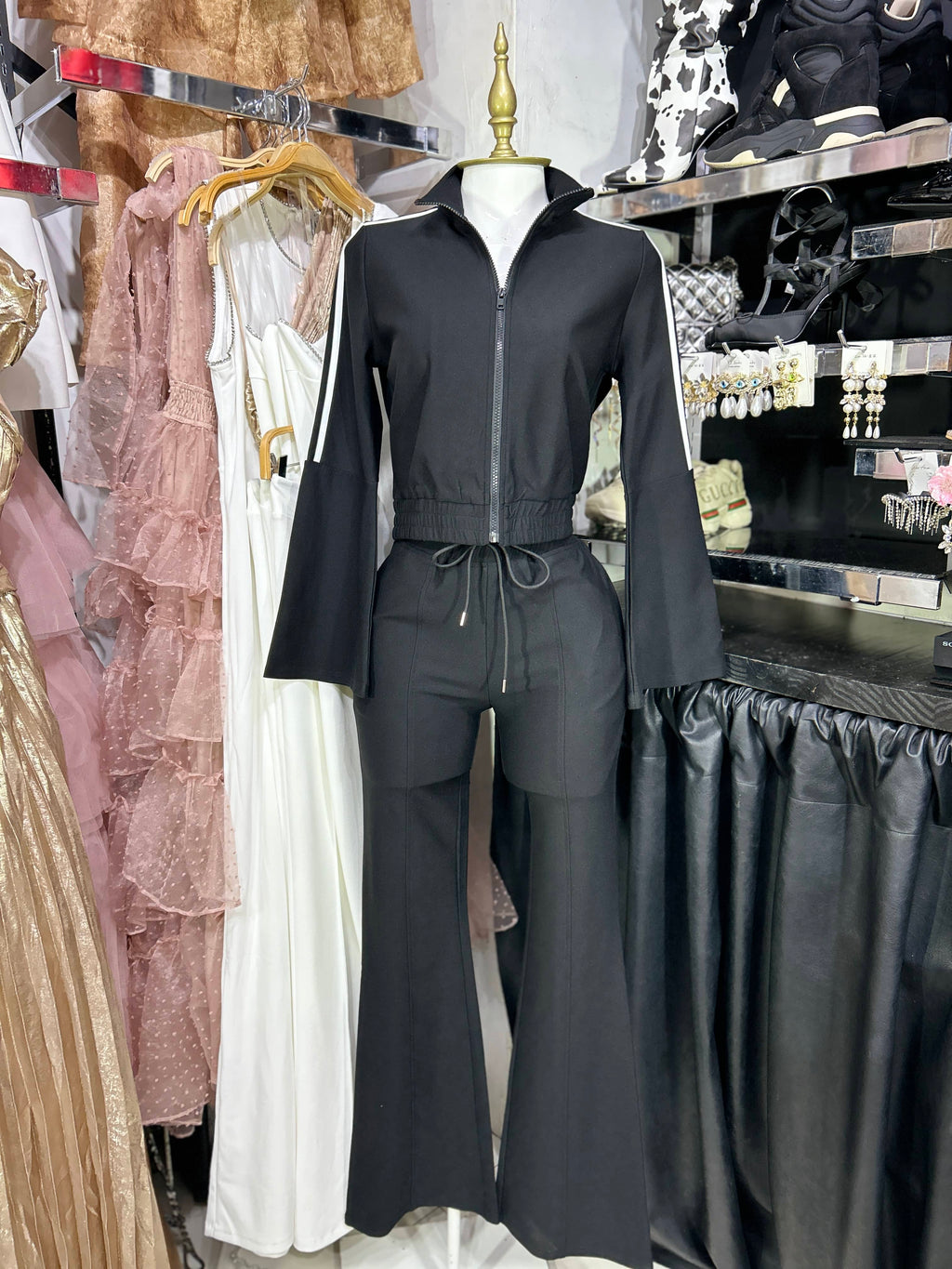 Pants negro con filos blancos manga y pantalon acampanado