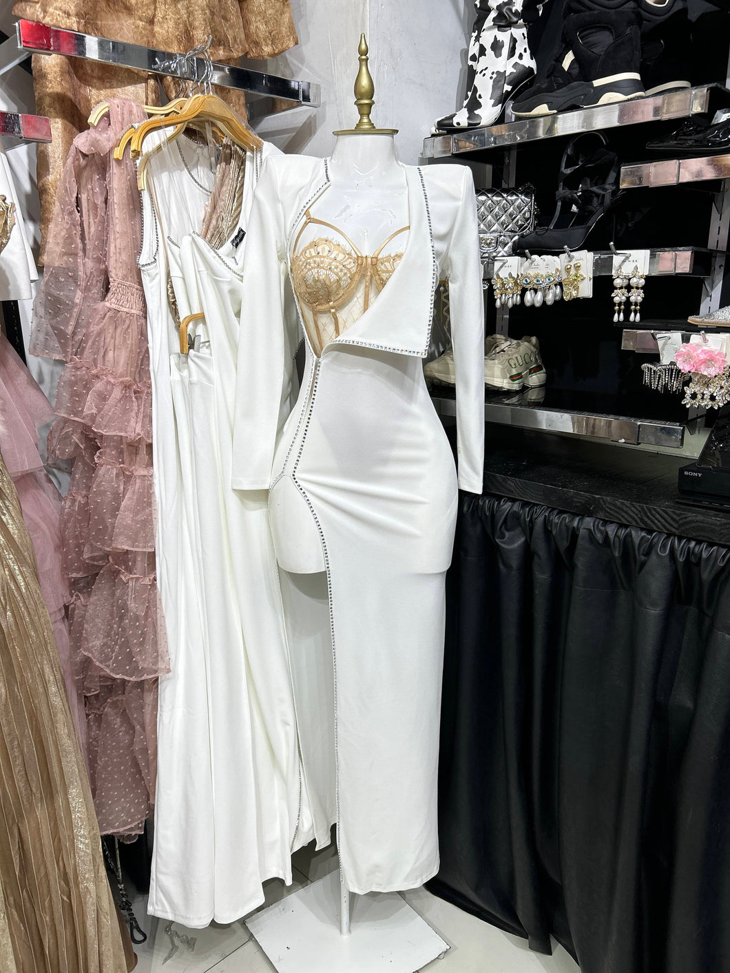 Vestido blanco largo con filo de pedreria y body nude