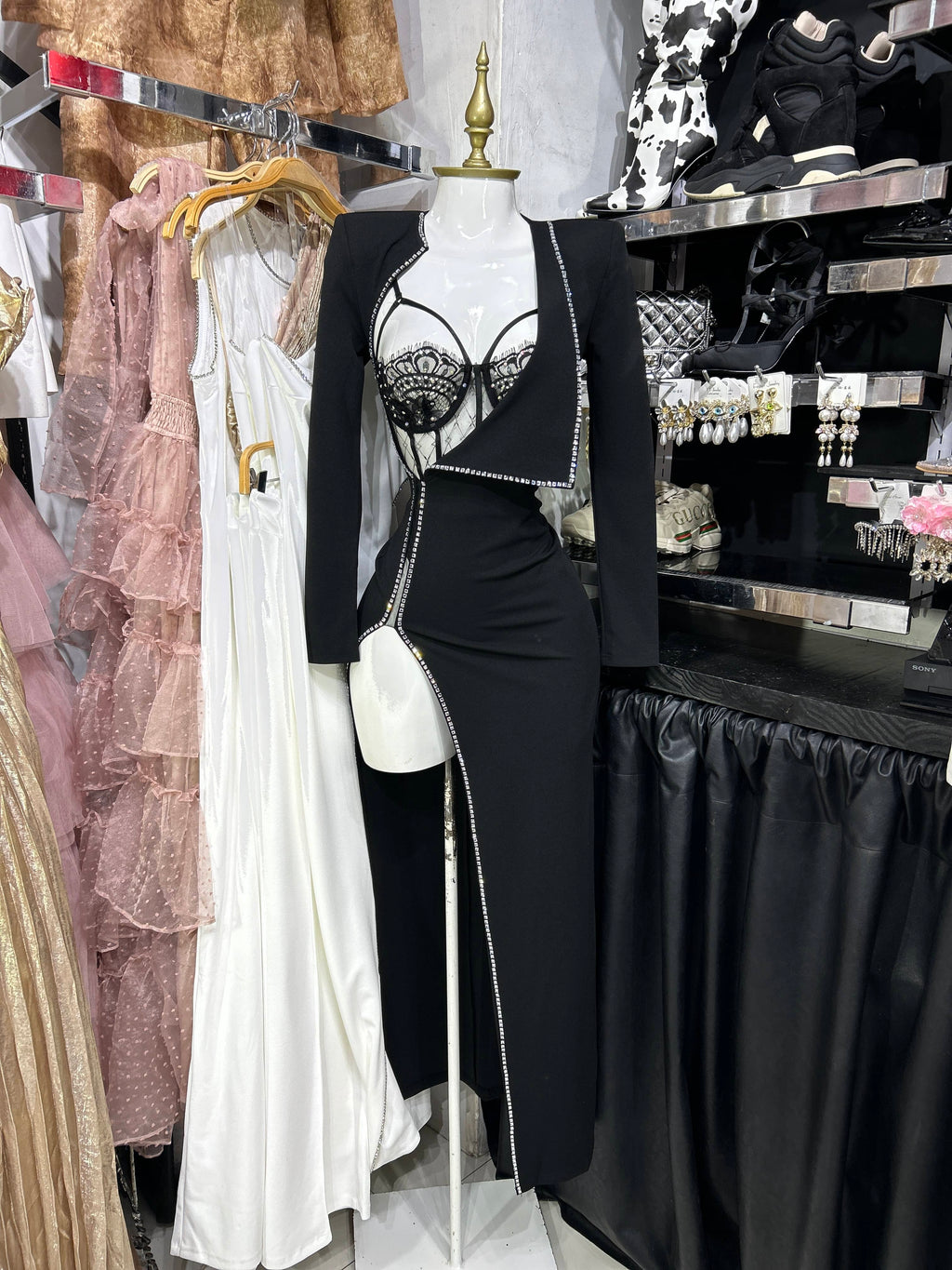 Vestido negro largo con filo de pedreria y body al tono