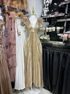 Vestido dorado drapeado largo efecto metalico escote en espalda y cintura