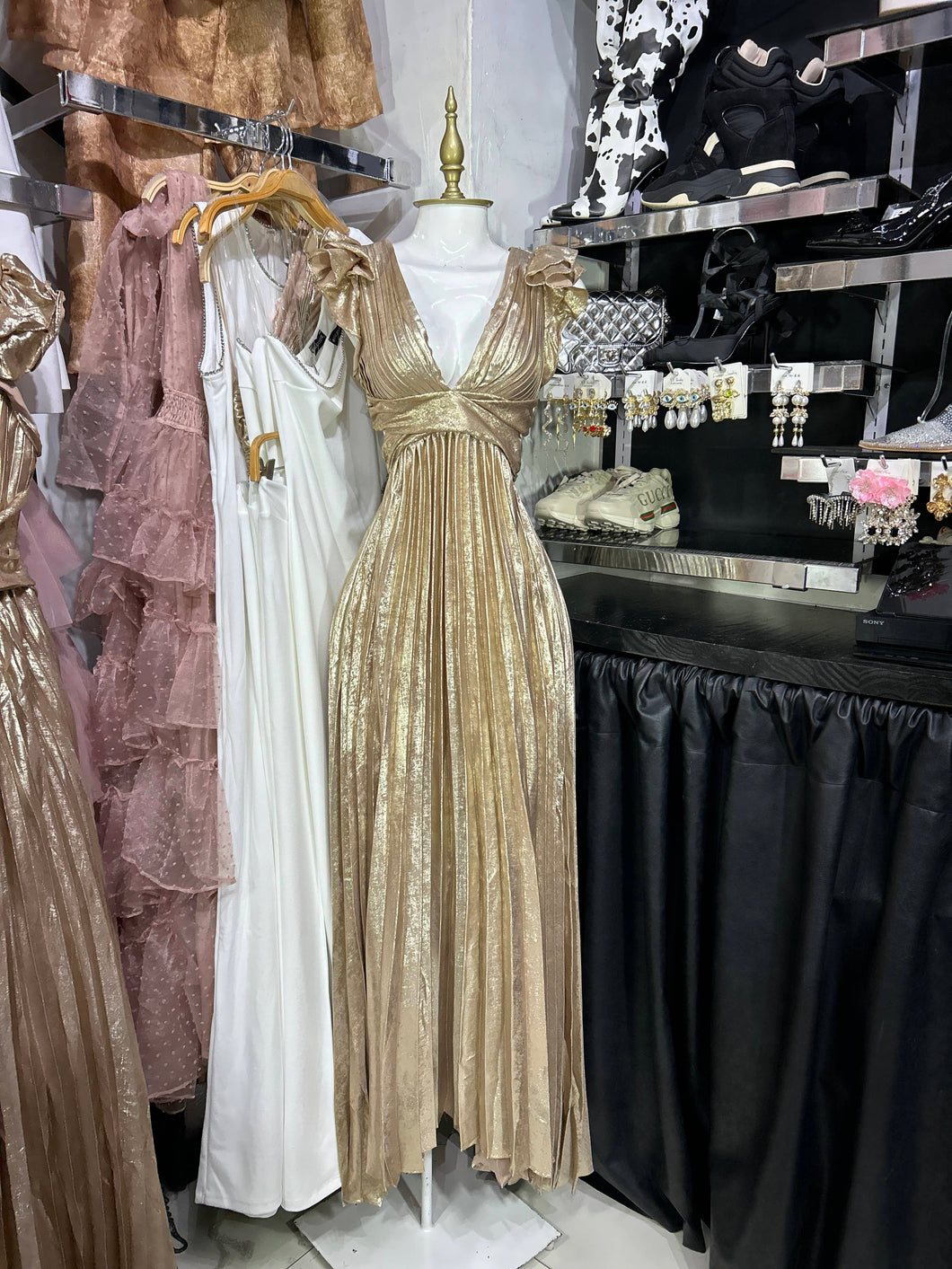 Vestido dorado drapeado largo efecto metalico escote en espalda y cintura
