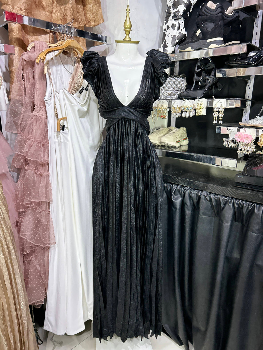 Vestido negro drapeado largo efecto metalico escote en espalda y cintura