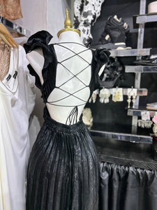 Vestido negro drapeado largo efecto metalico escote en espalda y cintura
