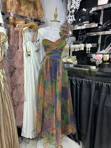 Vestido largo de un hombro con olanes estampado multi colores otoño