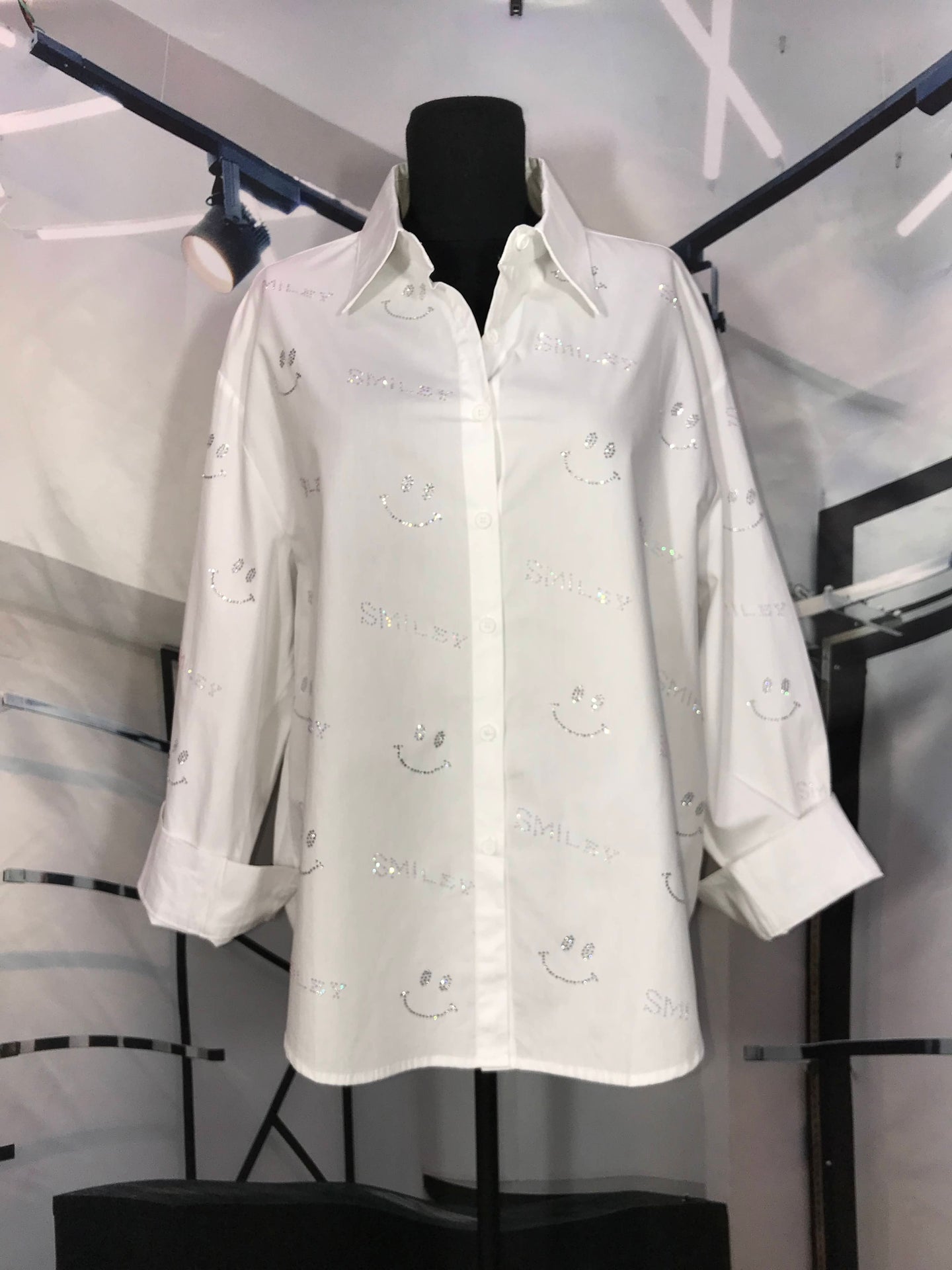 Blusa blanca camisera oversized con estampado pedreria