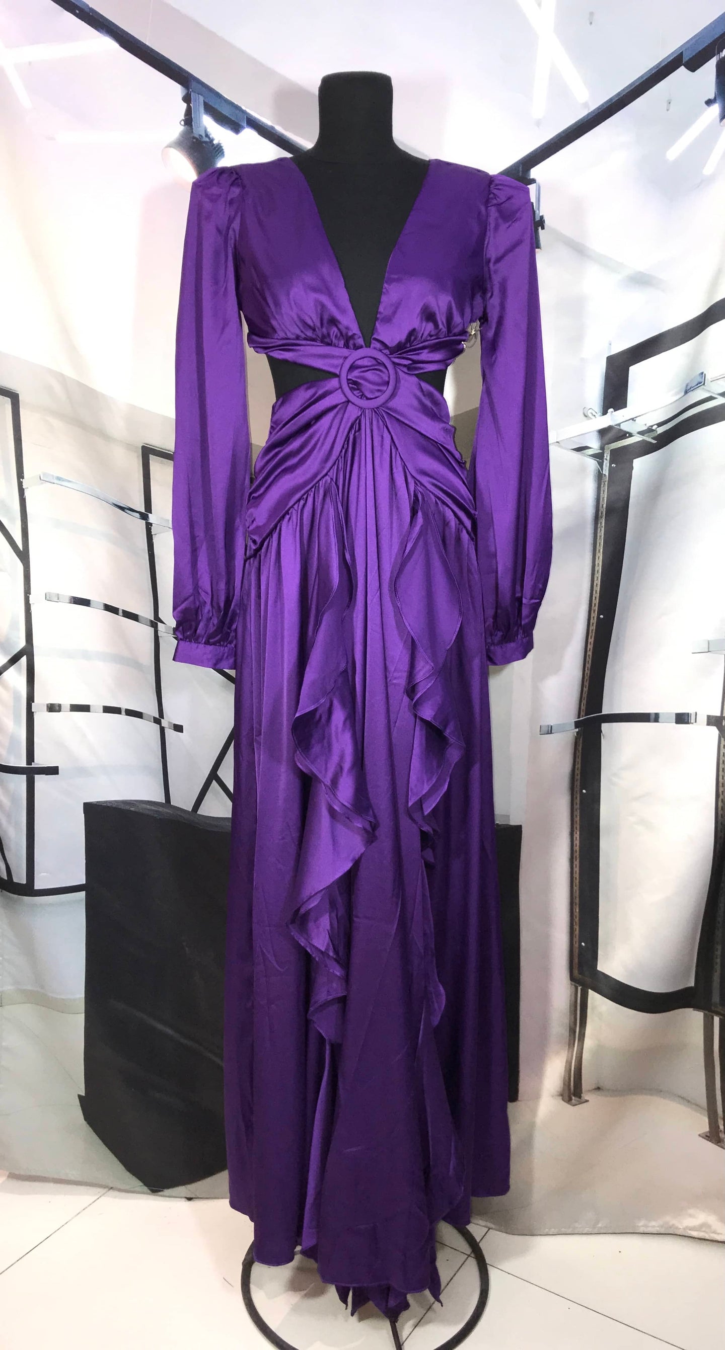 Vestido purpura manga larga satinado con escote en espalda y cintura