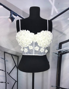 Top blanco mesh flores en relieve con perlas