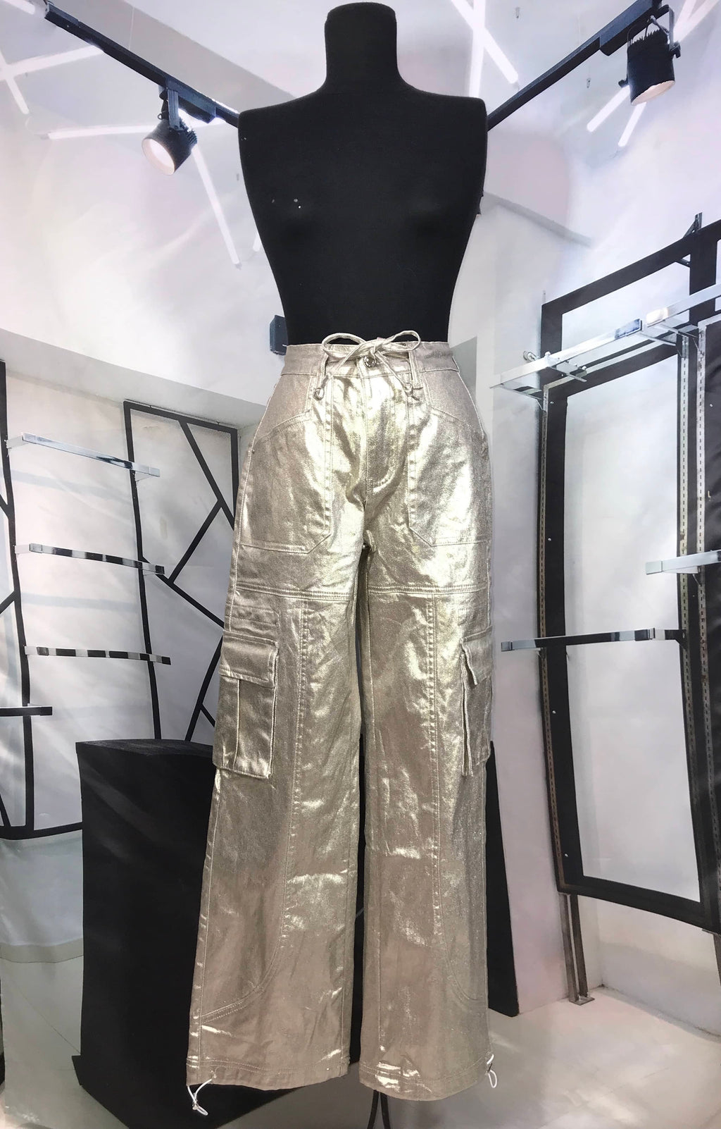 Pantalon cargo dorado efecto metalico