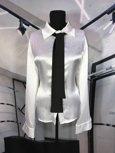 Blusa blanca manga larga satinada con pedreria y corbata