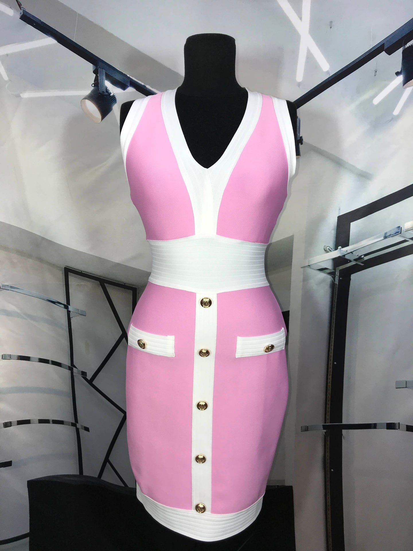 Vestido bandage corto sin manga rosa pastel con detalles en contraste blanco