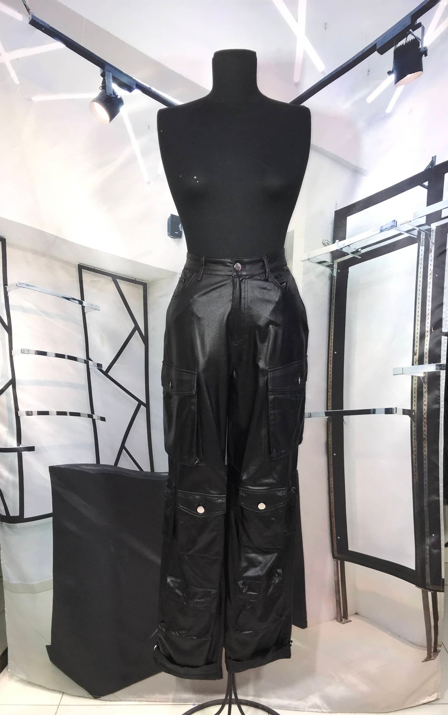 Pantalon metalico negro cargo