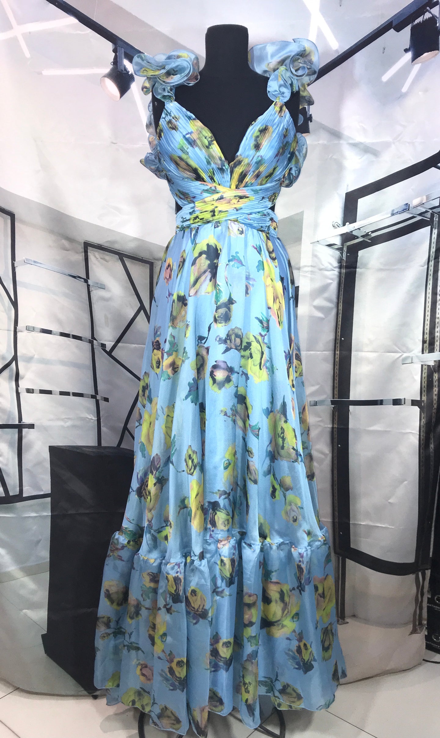 Vestido largo azul con estampado floral con copas escote en espalda y cintura